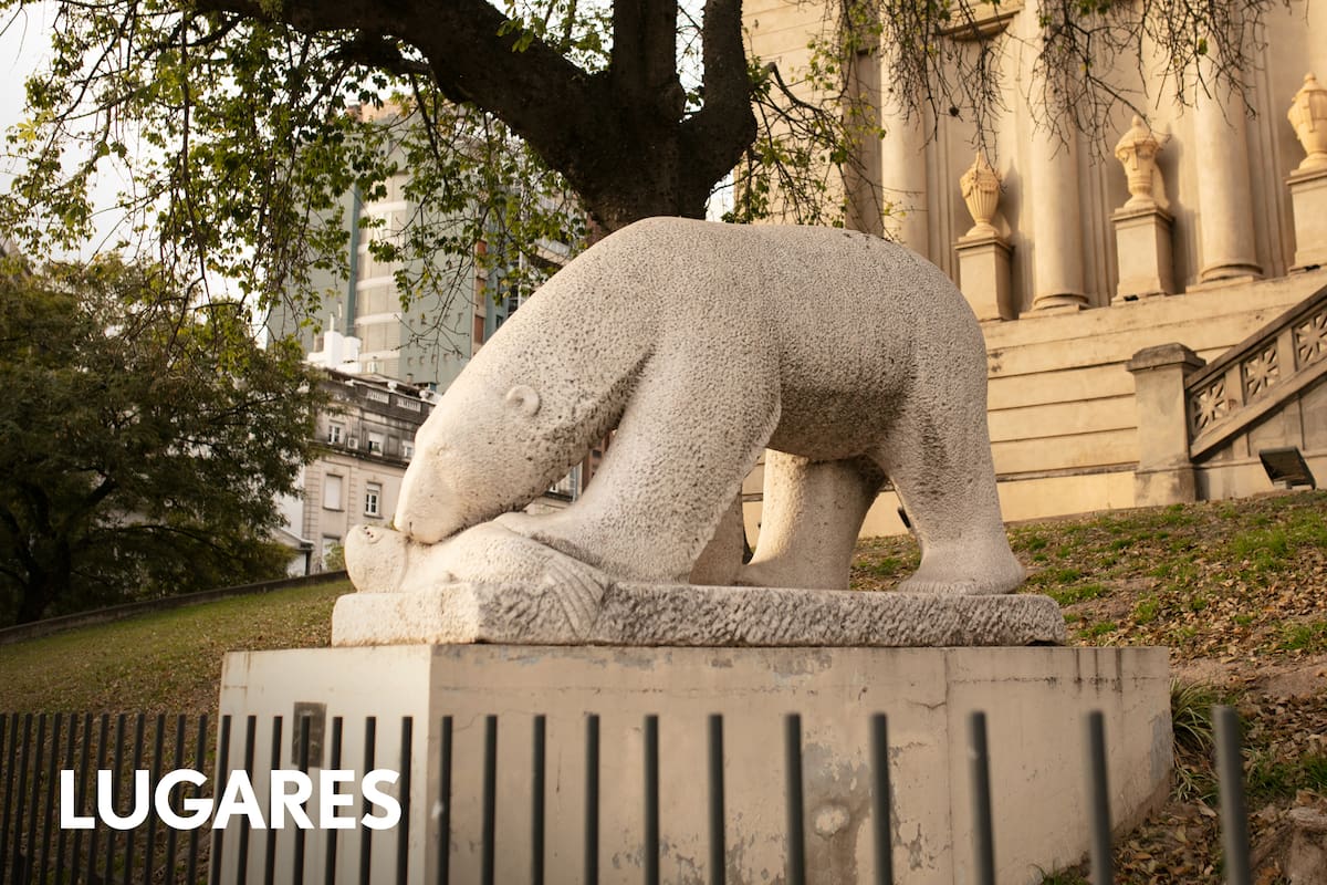 La inconclusa fuente del Oso Polar, cuyo modelo original en barro fue diseñado por Roberto Viola. Explanada del museo Caraffa.