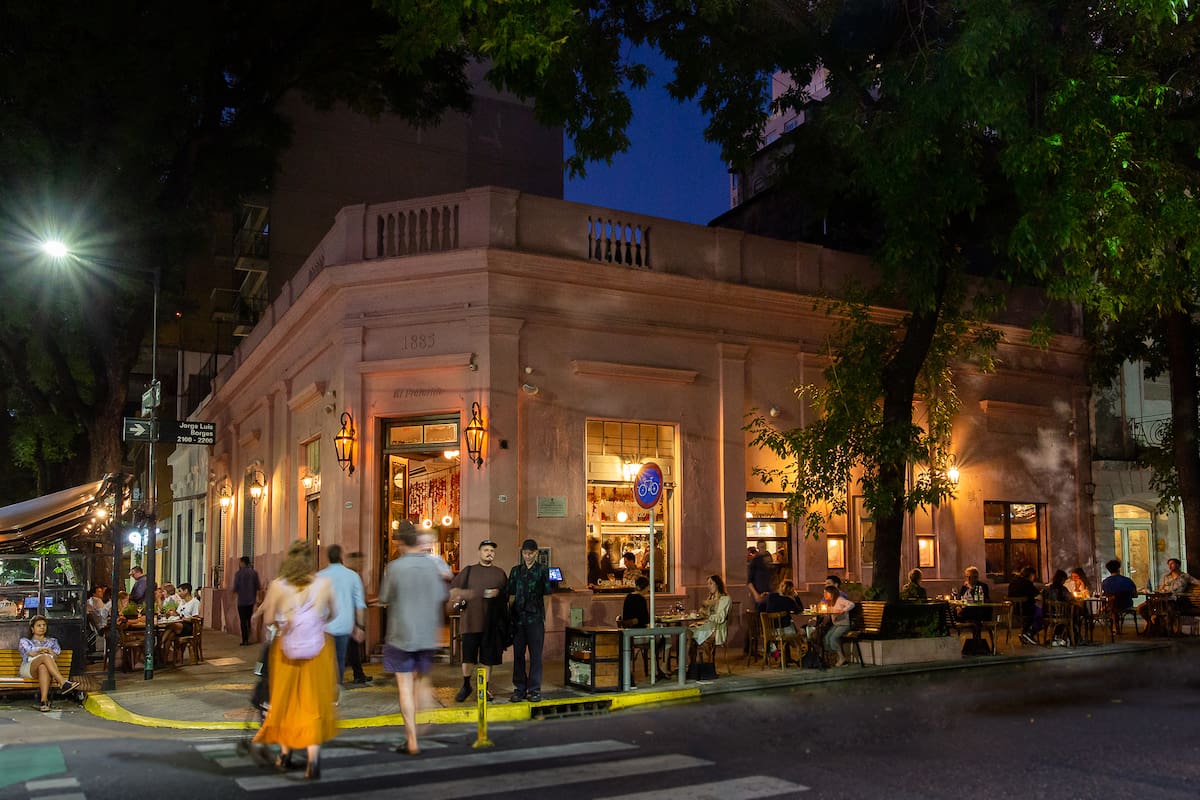 La inconfundible esquina de Jorge Luis Borges y Guatemala, en Palermo