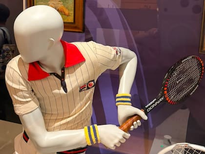 La inconfundible raqueta Donnay de mandera y grip interminable para el revés a dos manos del gran Bjon Borg, cinco veces campeón en el All England