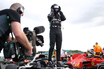 La incredulidad de Lewis Hamilton, después de firmar un triunfo épico en el Gran Premio de Gran Bretaña: el Mercedes W11 soportó desandar la última vuelta con el neumático delantero izquierdo destrozado