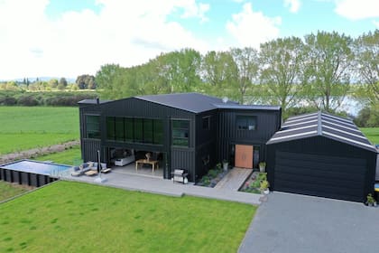 La increíble casa construida con 12 contenedores