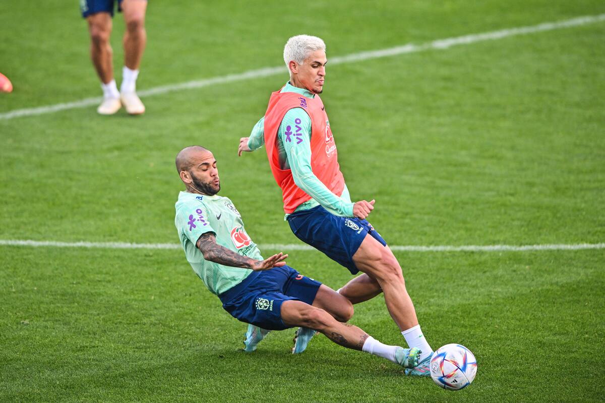 La increíble entrada fuerte de Dani Alves a su compañero Pedro, en el ensayo de la selección de Brasil en Turín
