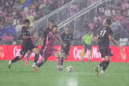 La increíble habilidad de Lionel Messi bajo la lluvia, este sábado, en Inter Miami vs. DC United