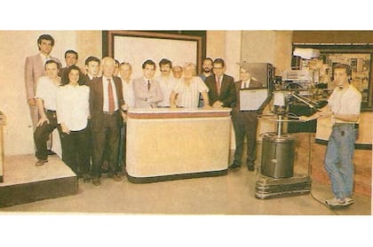 Sergio De Caro, Manuel Castro, José de Zer, Juan José Maderna, Horacio Larrosa, Enrique Moltoni y Luis Pedro Toni junto a productores y técnicos de Nuevediario