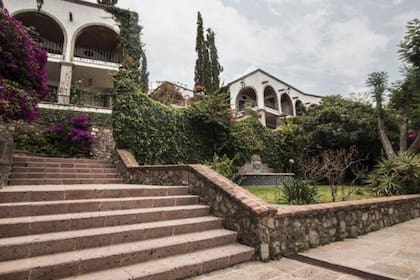 La increíble mansión fue construida en los 60 para su madre, pero cuando falleció a finales de los 70, el actor puso en venta el inmueble