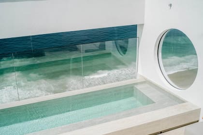 La increíble piscina que parece estar sobre el océano