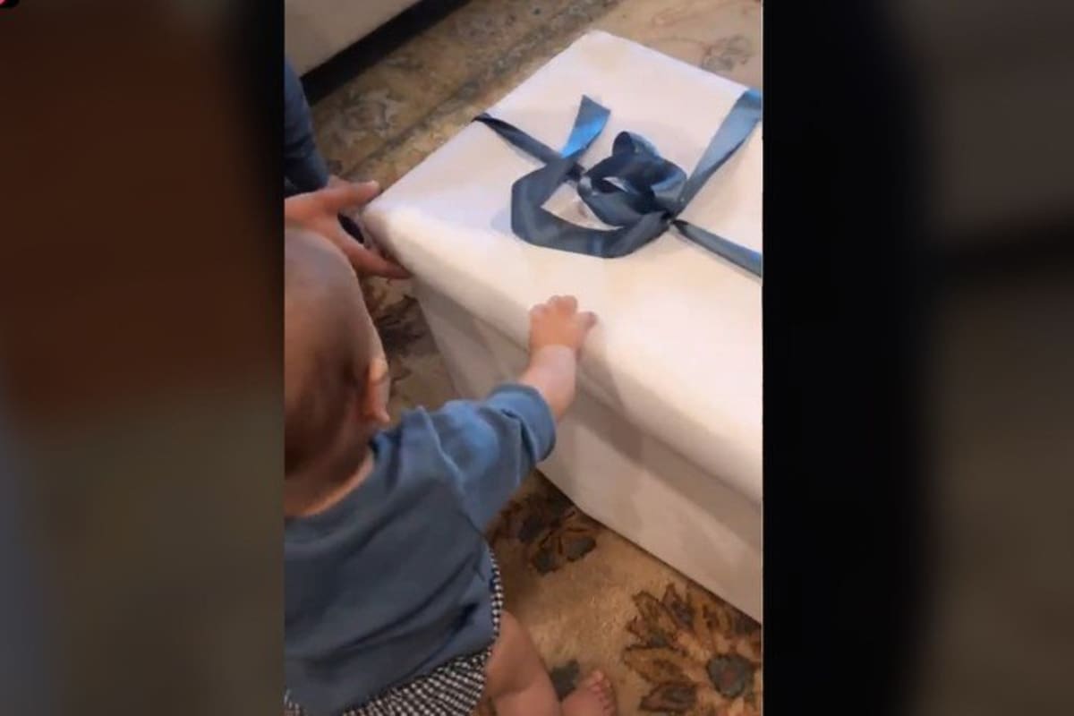 La increíble reacción de un bebé al recibir un cachorro por su cumpleaños se volvió viral en TikTok