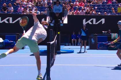 La increíble resolución del punto de Tsitsipas