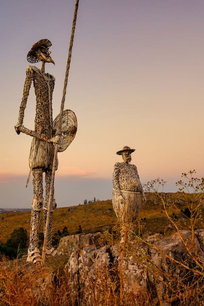 La increíble vista al Lago del Fuerte se descubre desde las esculturas de Don Quijote y Sancho panza rodeando el Molino de Viento