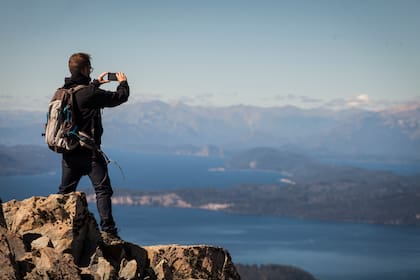 La increíble vista del Nahuel Huapi desde las alturas, es el premio de una jornada de trekking.