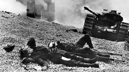 La incursión de 1942 en Dieppe demostró que las defensas alemanas en torno a los puertos del Canal eran demasiado fuertes para los desembarcos en la playa.