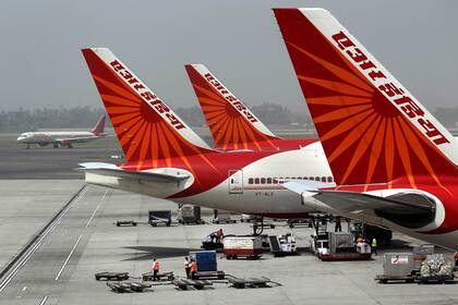 La India comenzará a prohibir que sus pilotos y azafatas de líneas aéreas utilicen perfume (AP Foto/Kevin Frayer, Archivo)