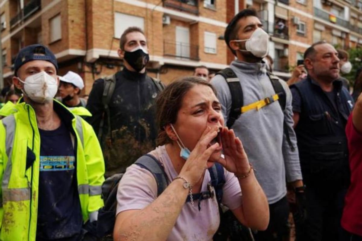 La indignación se desbordó en la visita de las autoridades a la localidad de Paiporta