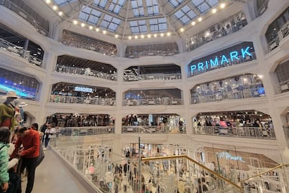 La indumentaria en cadenas de bajo costo europeas sale hasta un cuarto de lo que cuesta en la Argentina