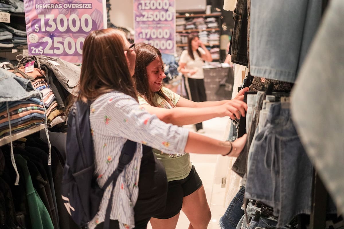 La indumentaria es uno de los rubros que evidencia bajas reales
