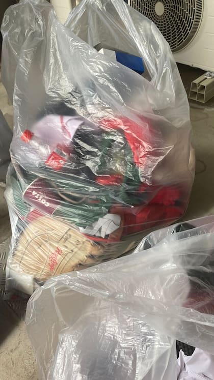 La indumentaria olímpica del equipo femenino mexicano en Tokio en las bolsas de basura.