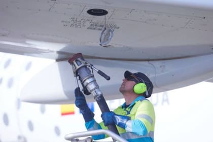 La industria aeronaútica se encuentra sometida a presiones para intentar reducir las emisiones de carbono y está buscando fuentes energéticas menos contaminantes