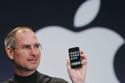 La industria aguardaba una nueva disrupción desde que apareció el iPhone, en 2007. En la foto, la emblemática imagen de Steve Jobs al presentar el revolucionario smartphone que cambió desde la industria hasta nuestros hábitos cotidianos