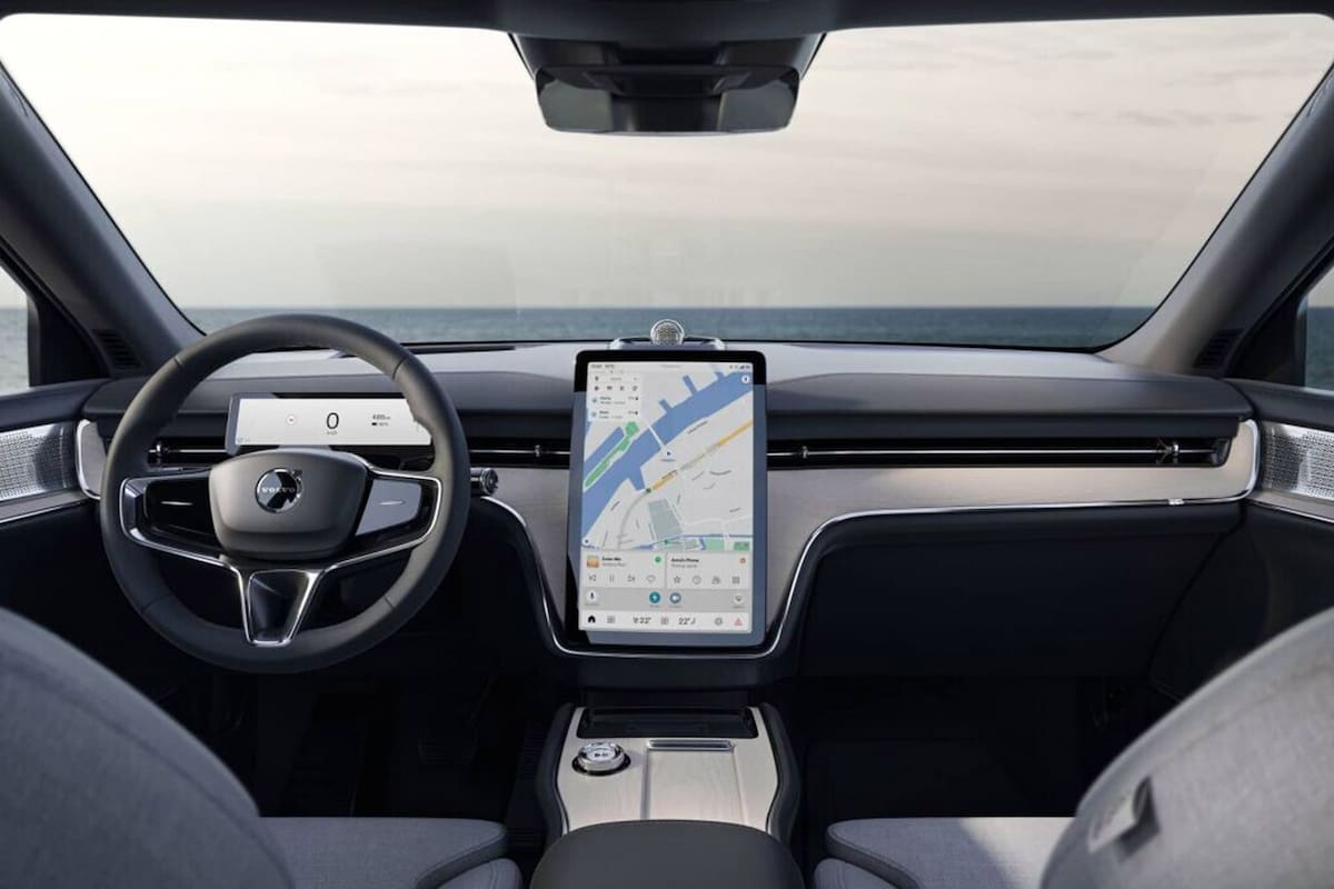 La industria aseguraba que el futuro del interior del auto iba a ser con más pantallas y menos botones físicos