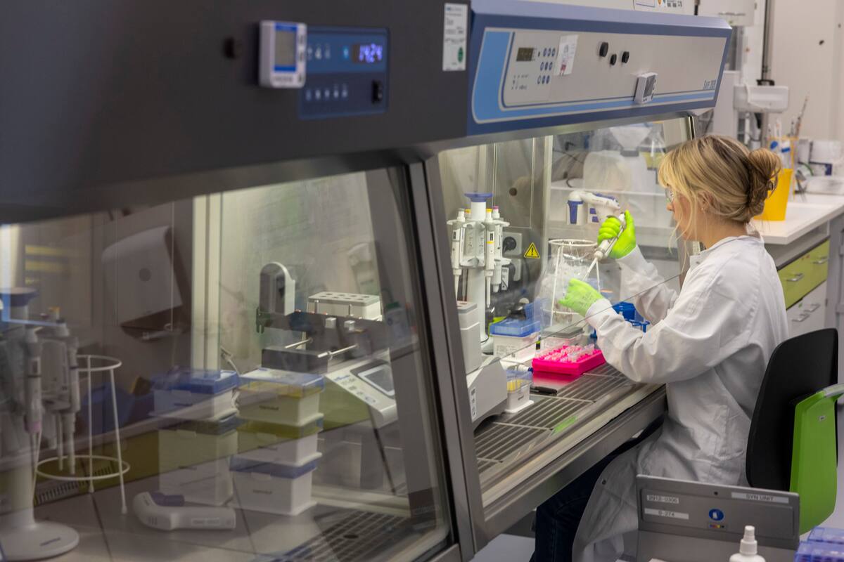 La industria farmacéutica argumenta que los elevados precios responden a unos mayores costos de investigación y desarrollo frente al cáncer