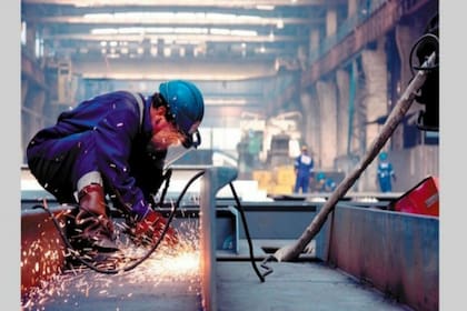 La industria manufacturera disminuyó 4,5% respecto a 2019