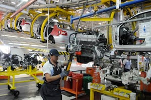Tras rebotar en marzo, la industria y la construcción volvieron a caer en abril