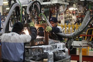 La industria creció 0,9%, mientras que la construcción cayó 4% en junio