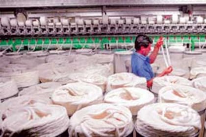 La caída del precio de la ropa se convirtió en uno de los datos más utilizados por el Gobierno de Javier Milei para defender la apertura comercial y la desregulación de importaciones.