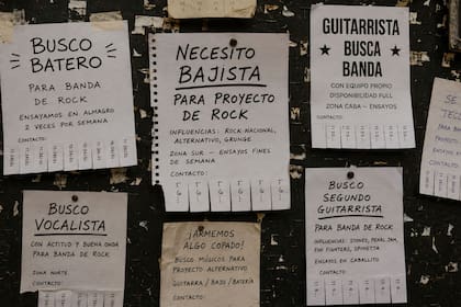 La inefectividad de los anuncios de papel pegados en las carteleras de las salas de ensayo inspiró a la creación de Jamper