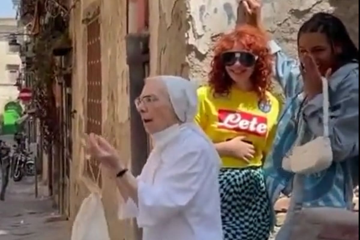 La inesperada reacción de una monja al ver un beso entre dos mujeres en la calle