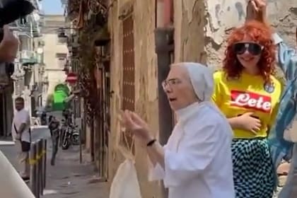 La inesperada reacción de una monja al ver un beso entre dos mujeres en las calles de Nápoles