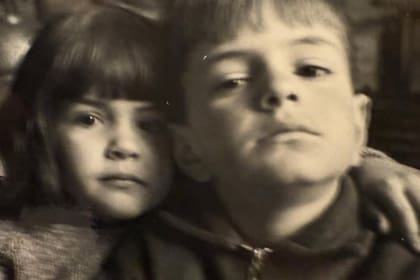 La infancia de los hermanos Elizabeth y Nunzio. El piloto, con 65 años, le llevaba dos años de edad a la conductora radial