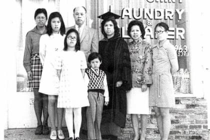 La infancia de Yee estuvo marcada por el trabajo familiar y la vida en condiciones económicas ajustadas