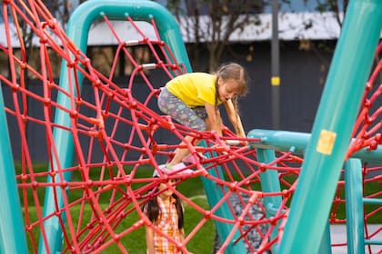La infancia se vincula a su ciudad en la medida en que disfruta y se implica en ella