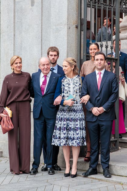 La infanta Cristina (con traje de dos piezas Escada y maxipendientes), el rey Juan Carlos, la infanta Elena (optó por un conjunto de Oscar de la Renta que complementó con collar de perlas) y Felipe de Marichalar. Detrás, Juan Urdangarin y Victoria de Marichalar.
