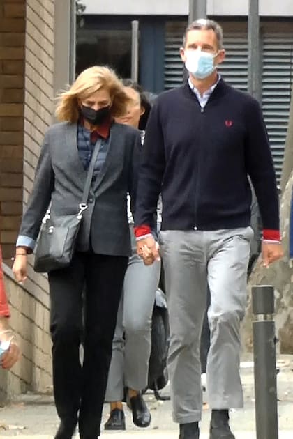La Infanta Cristina e Iñaki Urdagarín pasean juntos por las calles de la ciudad condal, a 29 de octubre de 2021, en Barcelona, Cataluña, España.,Image: 641028235, License: Rights-managed, Restrictions: , Model Release: no, Pictured: CRISTINA DE BORBON Y GRECIA,IÑAKI URDANGARIN, Credit line: Europa Press / Europa Press / ContactoPhoto