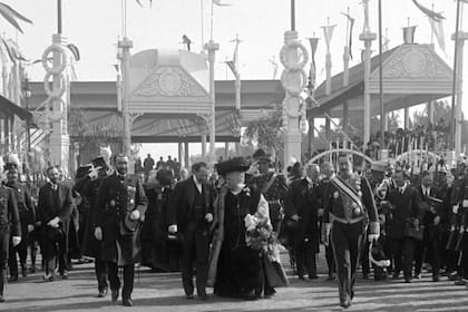 La Infanta Isabel de Borbón, aquí con el presidente argentino José Figueroa Alcorta, visitó el Pabellón de las Rosas para los festejos del Centenario de la revolución de Mayo, en 1910