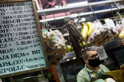 La inflación de Venezuela sigue siendo la más alta de la región, pero los analistas estiman que en el primer trimestre de este año el país dejará atrás el proceso de hiperinflación