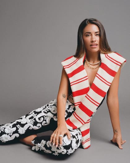 La influencer habló de todo: desde vivir lejos de su familia desde tan chica hasta la crianza de sus hijos (Foto: Instagram @voguemexico)