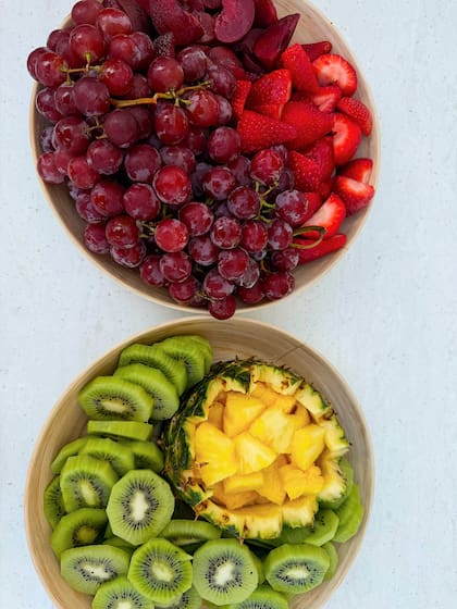 La influencer no dejó de lado los detalles gastronómicos ni las costumbres argentinas: compartió dos tazones de madera con frutas frescas —uvas, frutillas, ciruelas, kiwis y ananá— y la infaltable ronda de mates (Foto: Instagram/@antonellaroccuzzo)