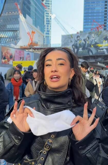 La influencer quiso poner a prueba la limpieza de la ciudad japonesa (Foto: @marinariverss)