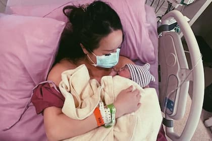 La influencer se convirtió en madre y se grabó desde el hospital (Foto Instagram @debxrahkwek)