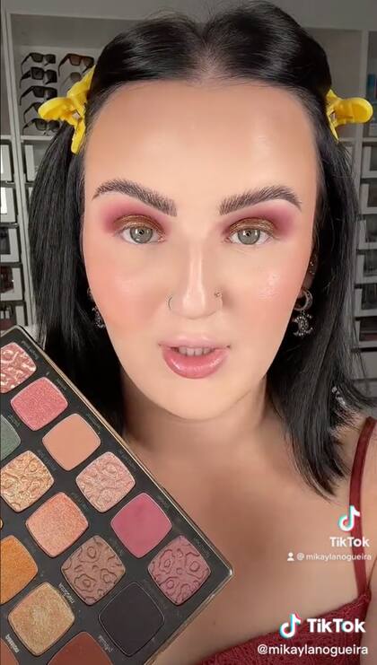 La influencer se dedica a hacer reseñas sobre maquillaje en redes sociales