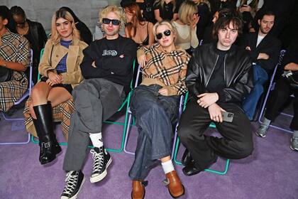 La
influencer y modelo
con sus primos, Molly,
Lennon y Gene, hijos
de Liam Gallagher,
durante el desfile de
la colección verano
2025 de Burberry