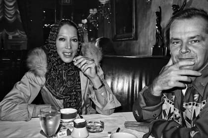 La influyente modelo italiana Marina Schiano y Jack Nicholson, en una mesa de Quo Vadis