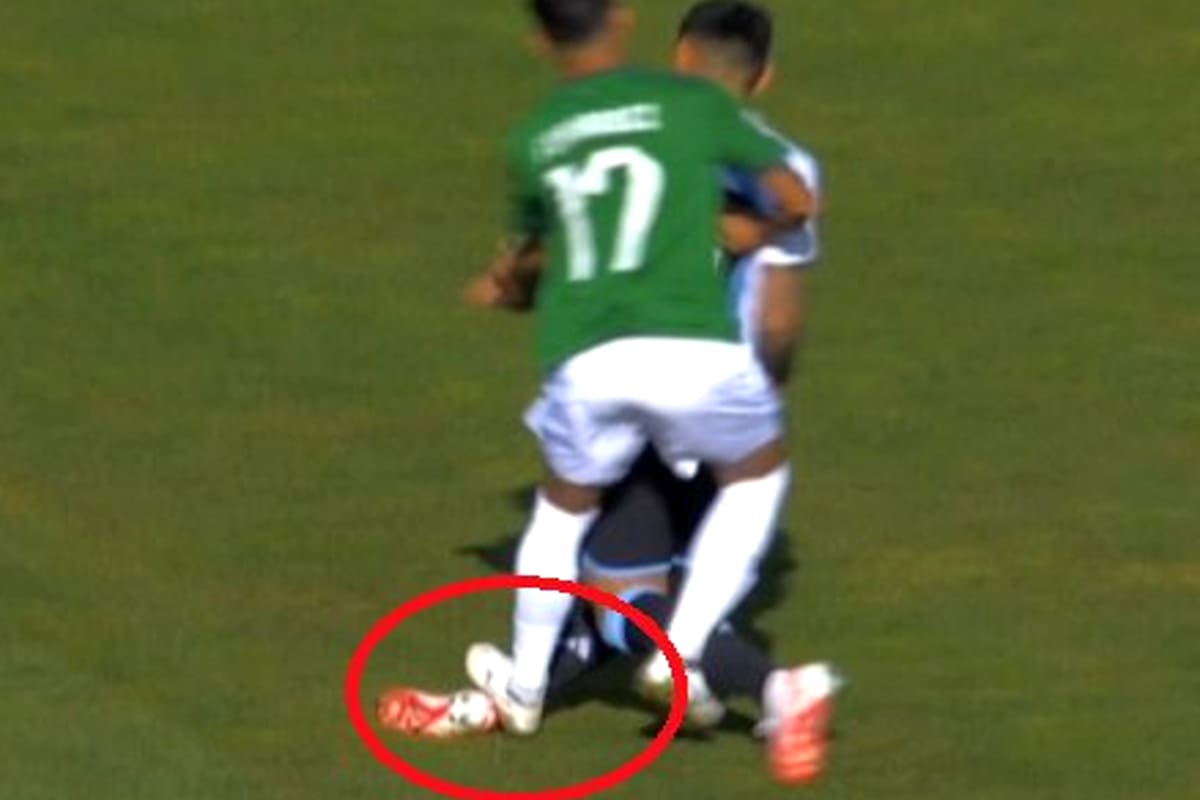 La infracción de Fernández sobre Cuti Romero durante el encuentro entre Bolivia y la Argentina