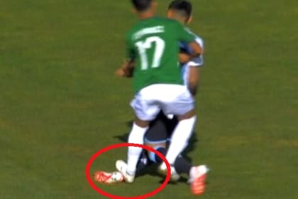 La infracción de Fernández sobre Cuti Romero durante el encuentro entre Bolivia y la Argentina