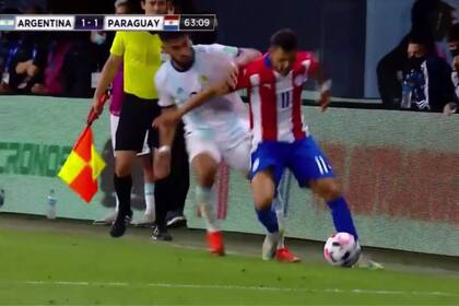 El del pisotón de González a Romero; el asistente y el árbitro principal no notaron la infracción, que determinó la anulación del gol posterior, de Lionel Messi.