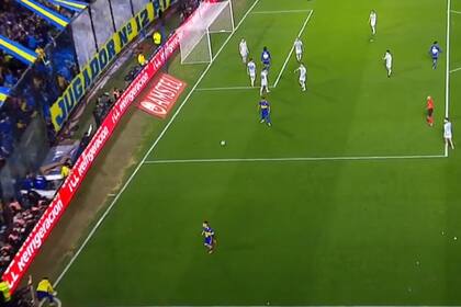 La infracción del alcanzapelotas, en la acción previa al cabezazo de Edinson Cavani que terminó en el fondo del arco de Racing; era gol de Boca, pero Wilton Sampaio no lo validó.