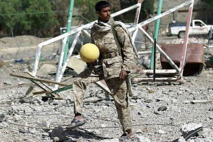 La infraestructura de los estadios y campos de fútbol están en ruinas y la liga local interrumpida en Yemen, en el Oriente Medio
